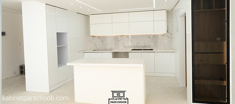 آشپزخانه U شکل با ترکیب کابینت‌های باز و بسته